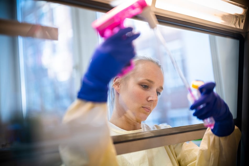 210719_ProBioGen_Virology_Lab_Pipetting_Sterile_Workbench_100px