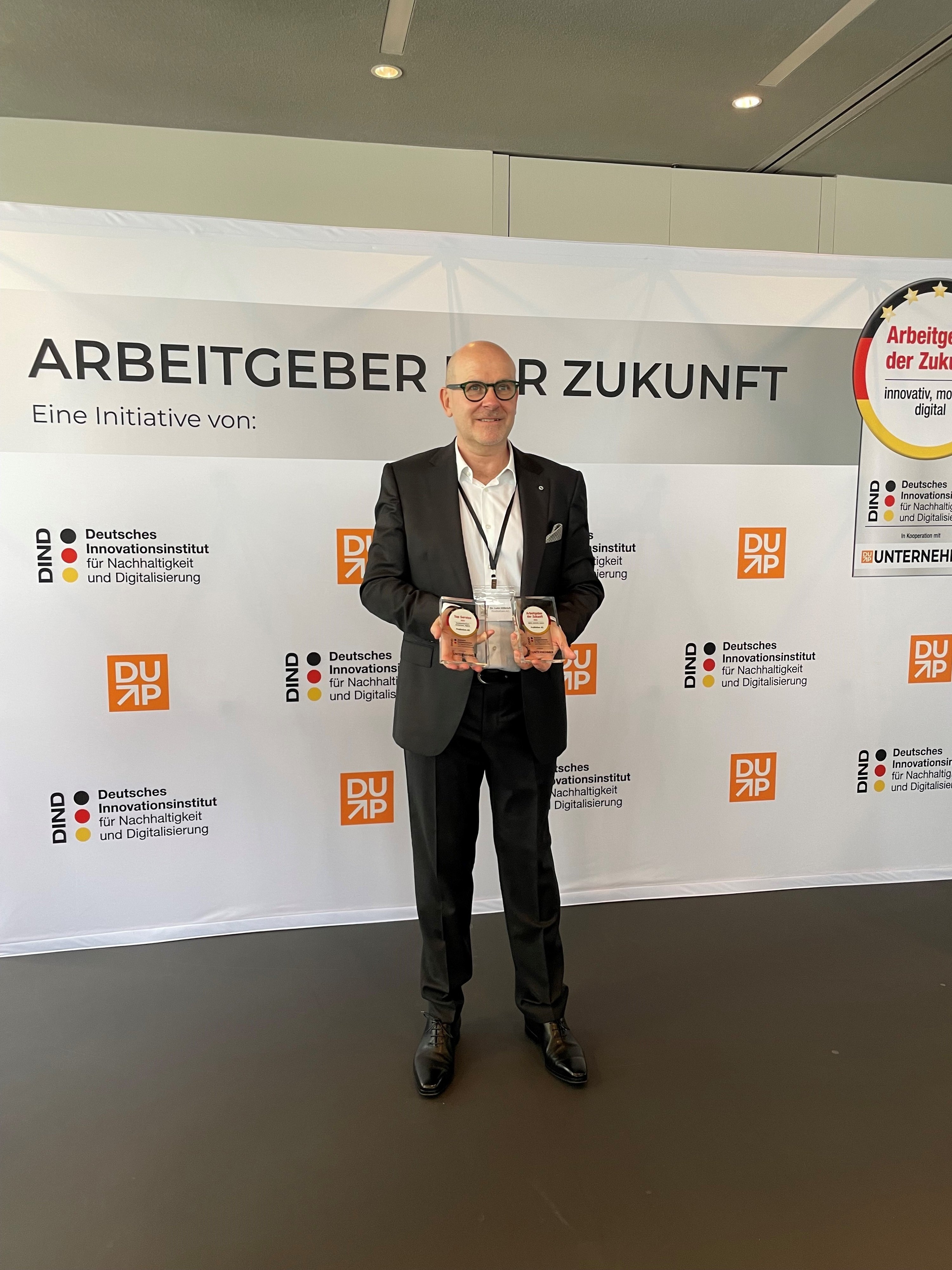 Dr. Lutz Hilbrich, CEO of ProBioGen, receives the awards on behalf of the company